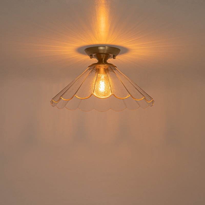 Plafonnier à une lumière, style moderne du milieu du siècle, avec abat-jour en verre festonné à effet vague.