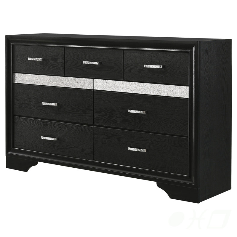 La commode à 9 tiroirs Annie avec tiroirs doublés de feutre et compartiment à bijoux caché, ajoutera élégance et sécurité à votre chambre à coucher