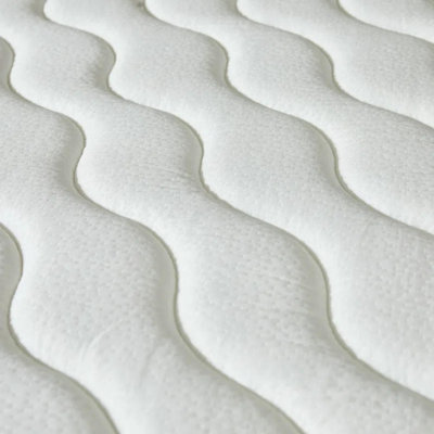 matelas avec mousse viscoélastique au thé vert, isolation des mouvements, soutien constant, ressorts emballés individuellement