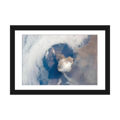 « touring of sarychev volcano i » par stocktrek images, impression sur toile tendue