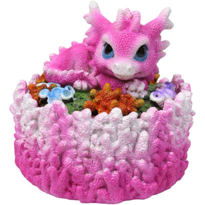 Mignon dragon hachuré dormant sur une boîte décorative de récif de corail