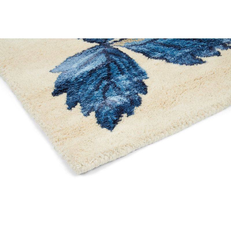 Hand Tufted Floral Area Rug in Cream/Blue, Rectangle 5'7" x 7'10"
