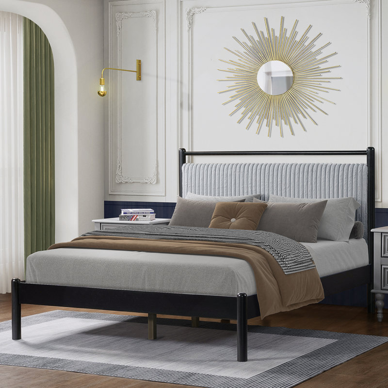 Structure de lit en bois robuste avec tête de lit moelleuse et moelleuse, offrant un sommeil confortable et une chambre à coucher élégante
