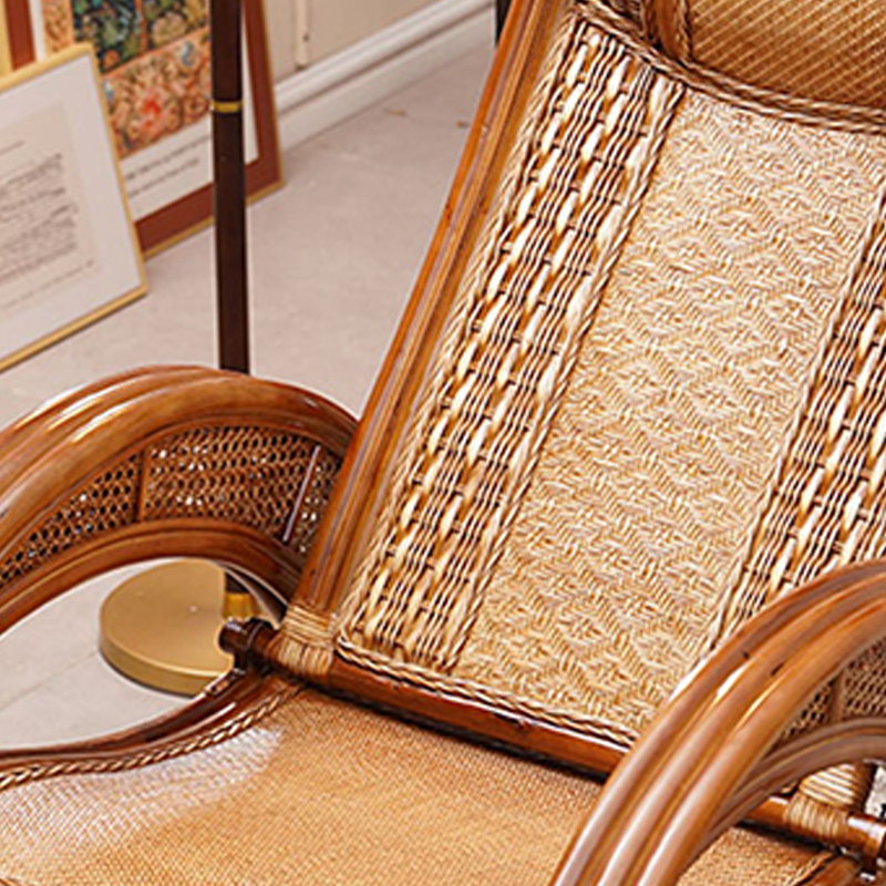 Chaise berçante confortable en rotin