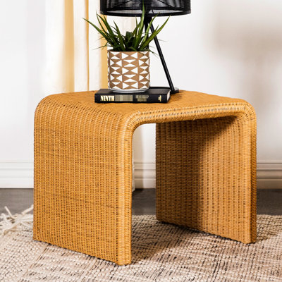 Table d'appoint carrée en osier naturel, esthétique moderne, rangement ouvert en dessous et structure en métal pour les espaces de vie. Style, finitions et bords élégants en cascade. Polyvalente.