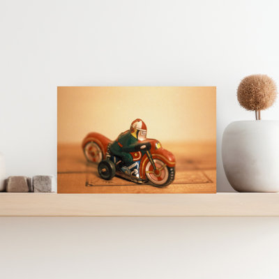 Gros plan sur un jouet de course de moto, art mural rétro