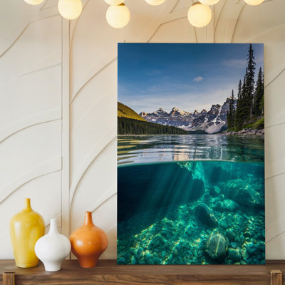 Toile, "Un paysage à couper le souffle avec une vue divisée d'un lac serein et d'une grotte sous l'eau"