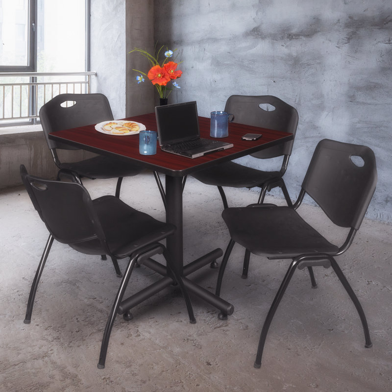 Table de salle de repos carrée Nicklo, chaises empilables 4 M, Acajou, Noir