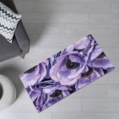 Le tapis à motif floral non tissé à motif floral apporte une beauté luxuriante à votre espace de vie avec ses couleurs vives et son motif complexe