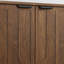 Buffet/meuble de service de style moderne du milieu du siècle, à 4 portes, poignées en métal et pieds robustes en bois massif.