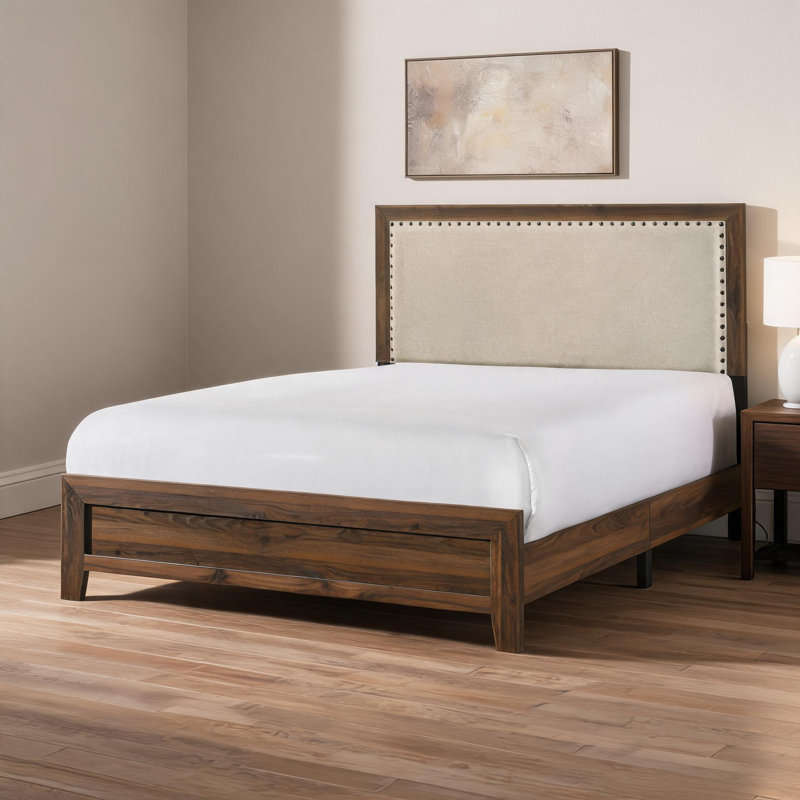 Grand lit à panneau contemporain capitonné de luxe en bois brun classique avec garniture cloutée
