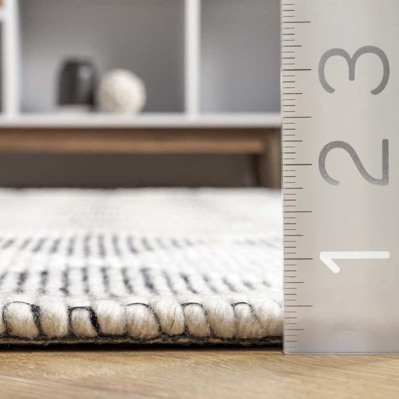 Gray and White Diamond Pattern Wool Blend 6' x 9' Area Rug