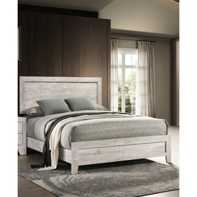 Très grand lit à panneau, bois blanchi, design contemporain, chambre à coucher sereine avec un décor rustique