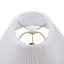 Lampe de table en céramique texturée avec abat-jour cannelé blanc Voir ci-dessous