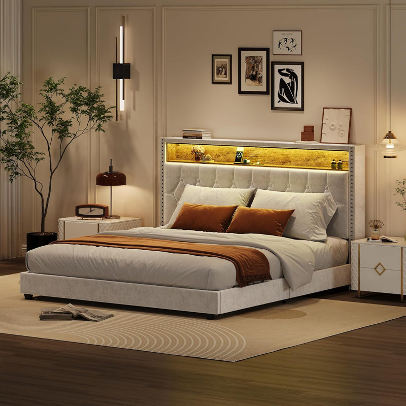 Lit plateforme tapissier avec lumière DEL et station de charge, tête de lit capitonnée, support de lattes en bois, blanc crème, chambre à coucher moderne