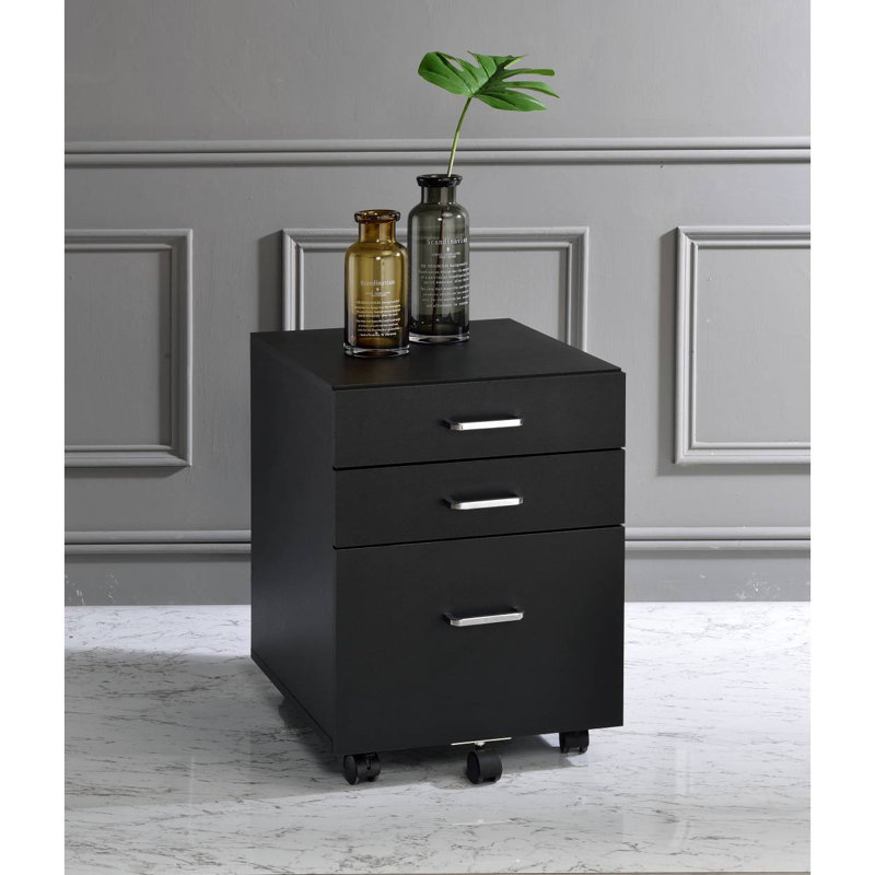 Armoire au fini noir et chrome