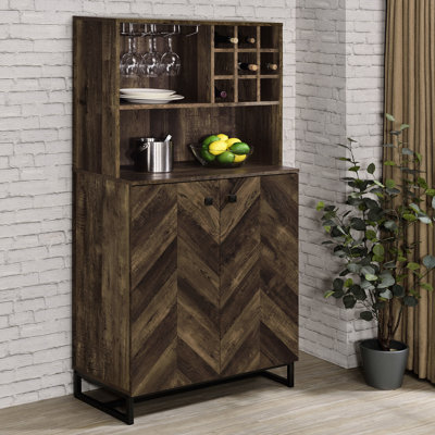Armoire à vin 2 portes avec finition chêne rustique, design à chevrons, rangement et décorations industrielles pour la salle à manger