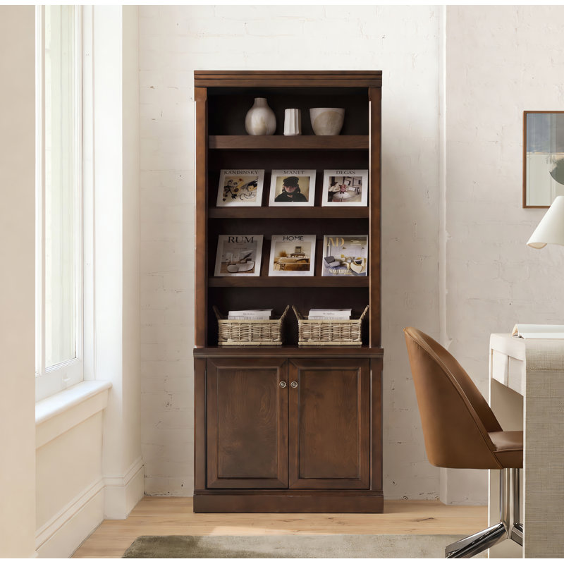 Bibliothèque Connie de style transitionnel, 198 cm (78 po) de hauteur, en bois massif, avec étagères ouvertes réglables et armoire de rangement.