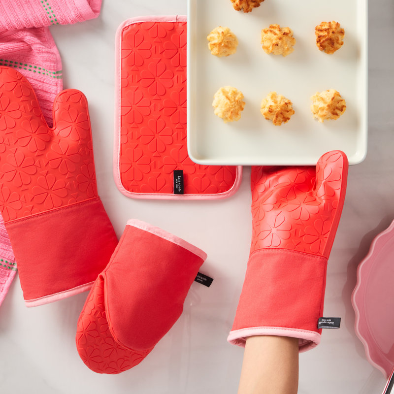 Kate Spade New York Spade Flower 5.5"x 8" Soft Silicone Mini Oven Mitt, Red/Pink