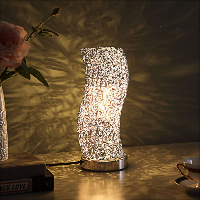 Lampe de table courbée en aluminium