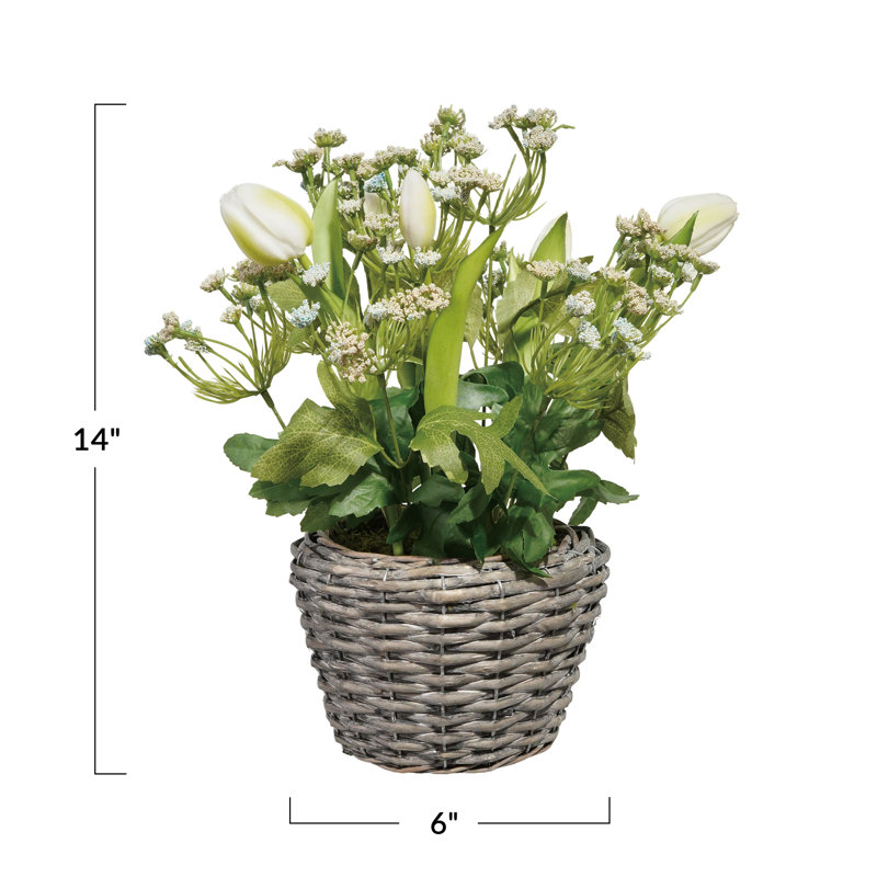 Arrangement artificiel de fleurs sauvages dans un panier tissé
