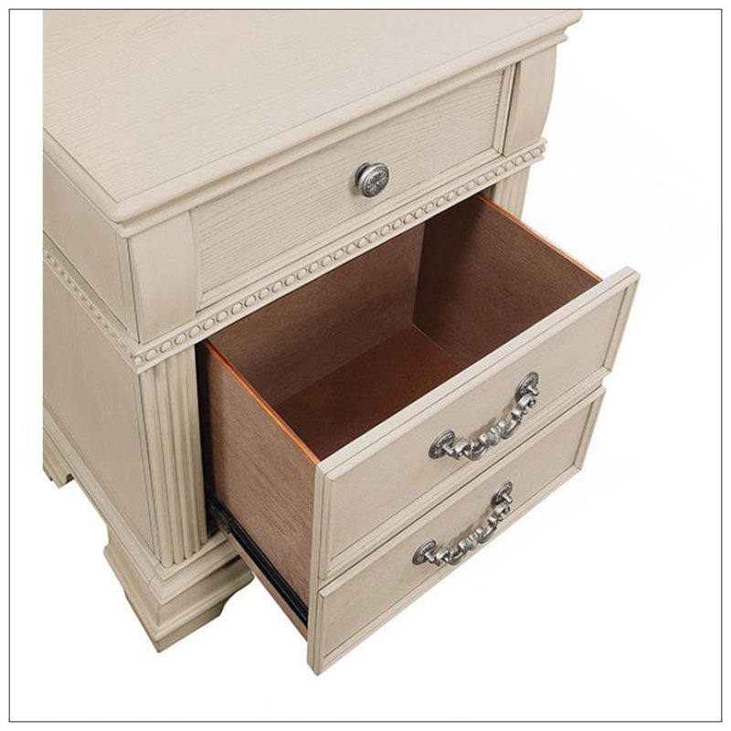 Table de chevet antique en bois massif blanc avec boutons en nickel satiné pour un rangement élégant dans la chambre à coucher