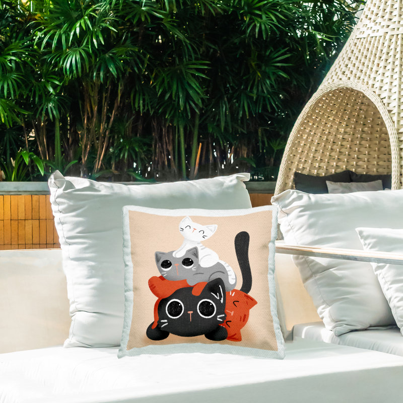 Coussin d'extérieur Stacked Cats Pile Design par Sarah Hickman