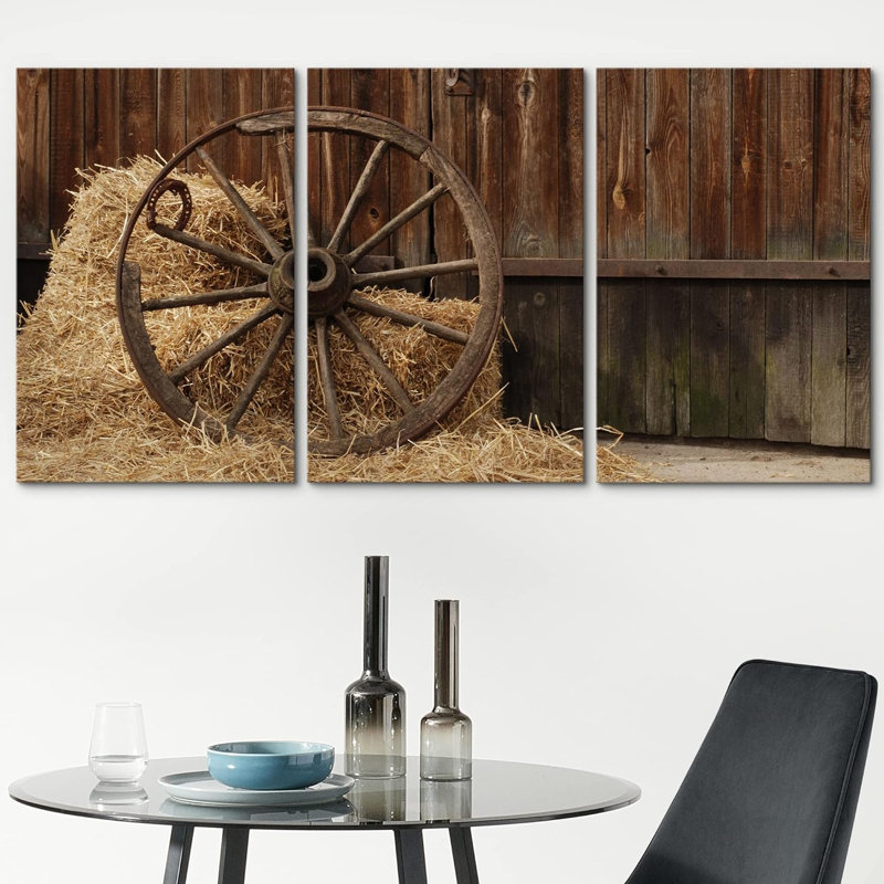 Roue antique antique dans une grange campagnarde avec du foin sur toile, 3 pièces