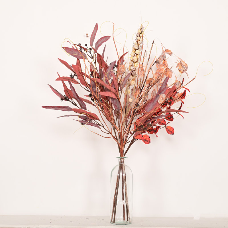 Feuilles d'automne artificielles de style campagnard avec une longue tige dans un vase avec de l'eau artificielle pour les centres de table de salle à manger