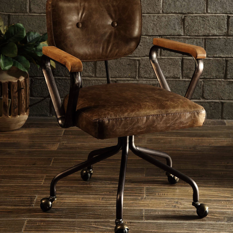 Fauteuil de bureau rétro avec siège pivotant en cuir et garniture cloutée