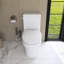 Toilette allongée 12 po à pièce unique avec chasse d'eau 1,28 GPF et siège blanc inclus
