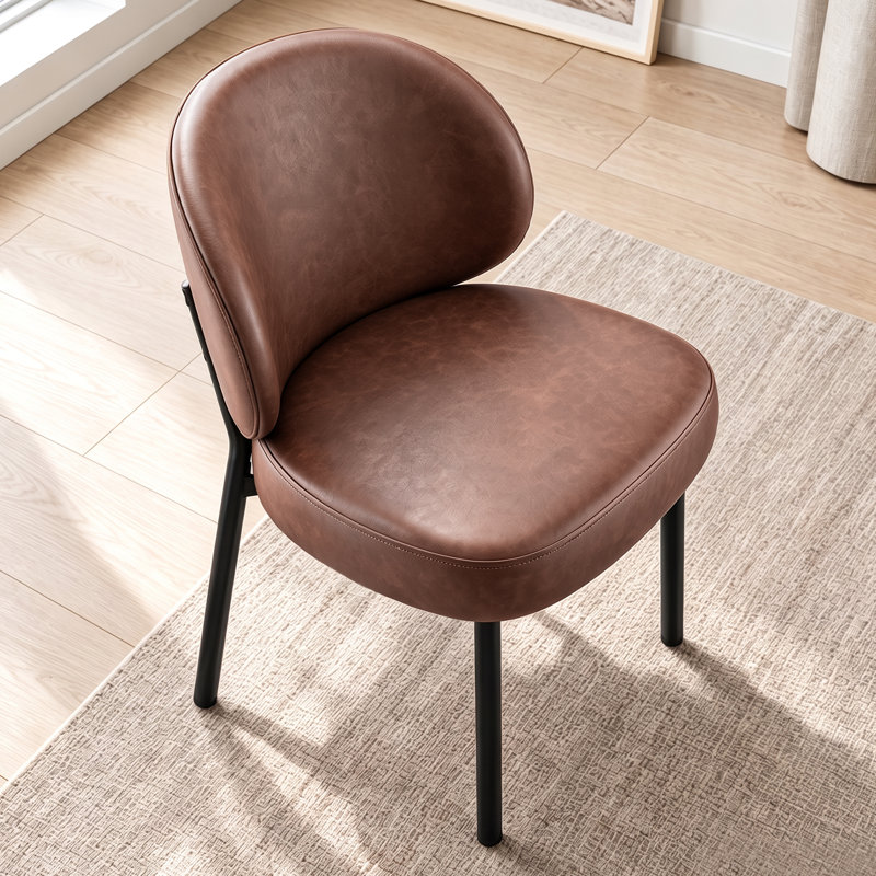 Chaise de salle à manger Aleshire rembourrée avec siège en similicuir et pieds en métal, Tanné
