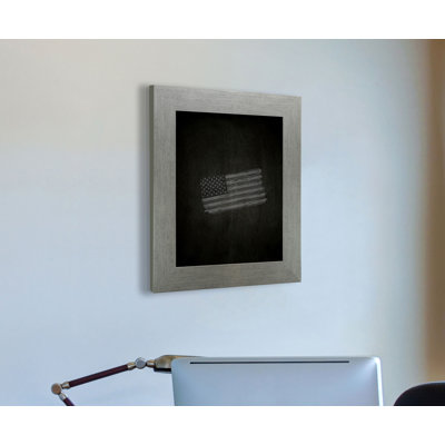 Tableau noir fixé au mur