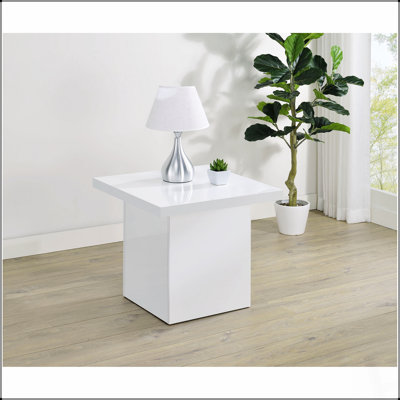 Table de bout ultrabrillante avec plateau carré épais et base de style socle pour les intérieurs modernes, parfaite pour les espaces de vie élégants et fonctionnels.