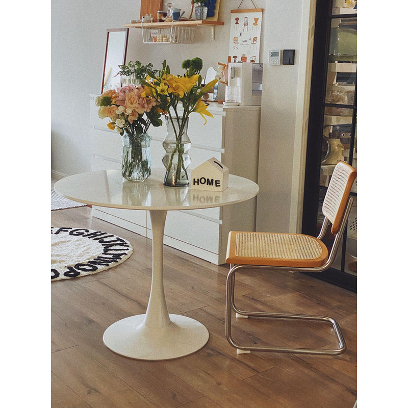 Ensemble de coiffeuse et de chaises rondes blanches pour balcon ou salon