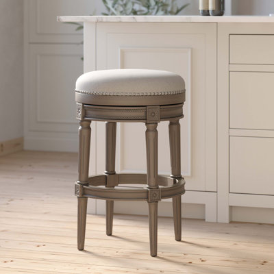Tabouret de bar pivotant sans dossier avec hauteur réglable, rotation à 360 degrés, garniture cloutée et cadre en bois massif robuste pour un îlot de cuisine ou un bar à la maison.
