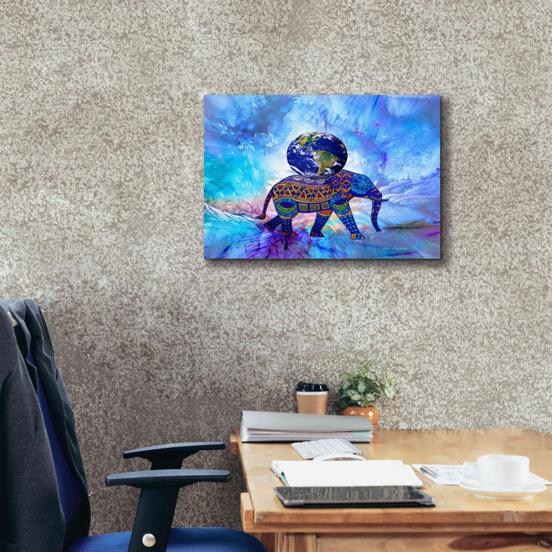 «Earth On Elephant» par Ata Alishahi, estampe numérique sur toile, H 20 po x l 24 po x P 0,75 po