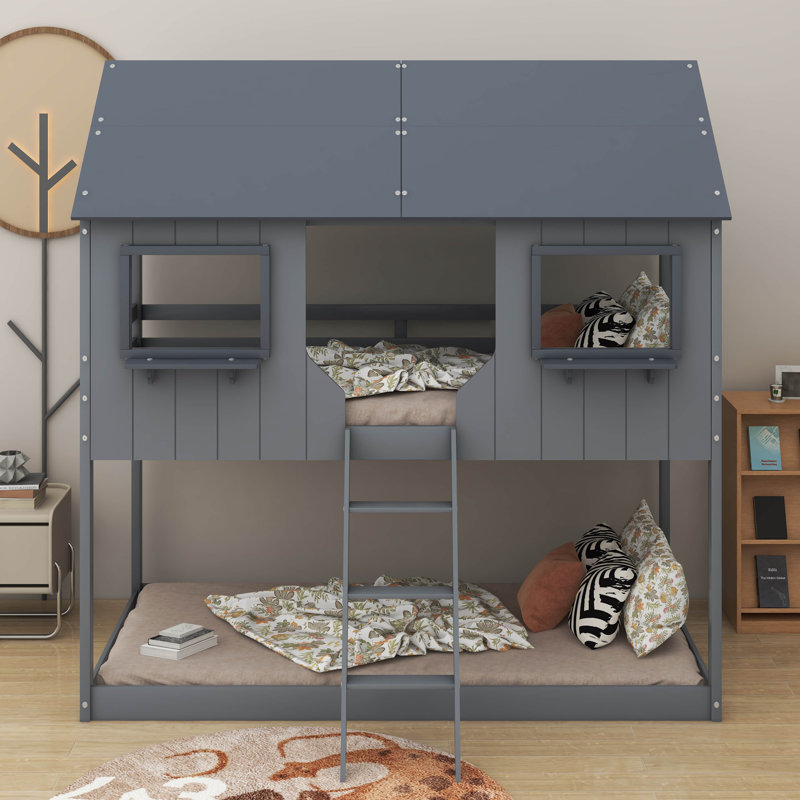 Lit superposé simple au-dessus d'un lit simple en bois avec toit, gris