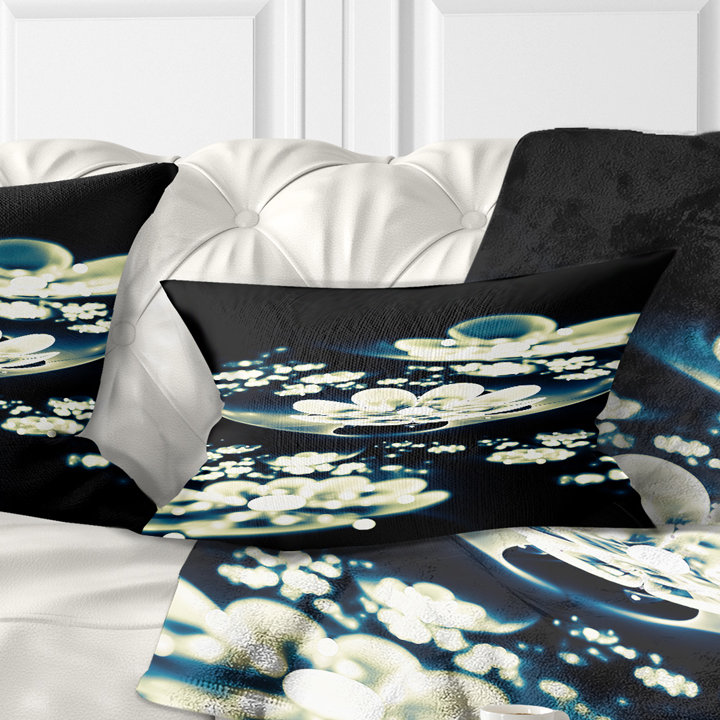 Coussin à imprimé floral bleu et blanc avec fleurs fractales foncées