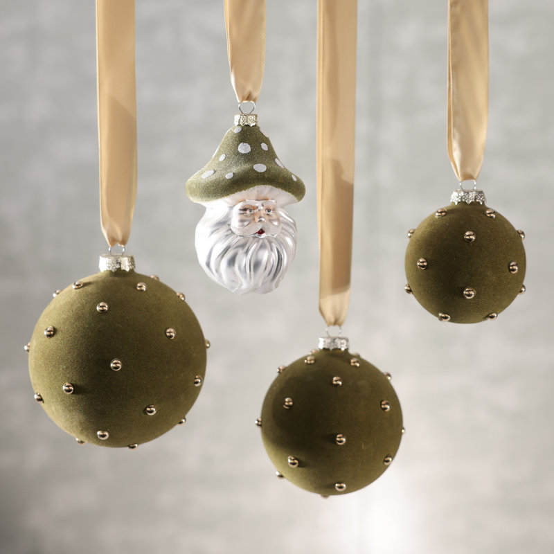 Ensemble de 6 décorations de sapin de Noël en verre représentant le père Noël et coiffé d'un chapeau champignon.