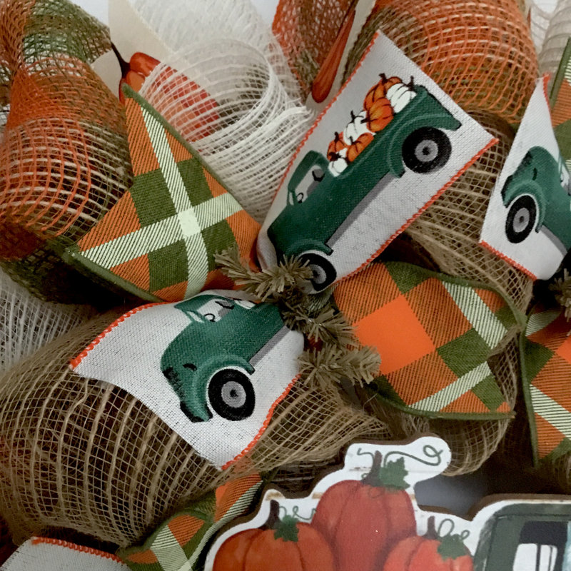 Camion à couronne de récolte avec citrouilles