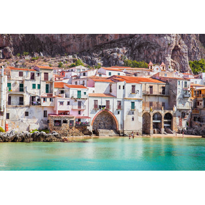 «Building on Beach in Cefalu» par Master2 - Photographie sur toile tendue