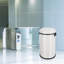 Poubelle de cuisine en acier inoxydable à l'épreuve des empreintes digitales, 17 gallons / 65 L - Couvercle pivotant, fermeture silencieuse, poubelle ronde commerciale robuste pour la maison, le bureau, le restaurant et le plateau tournant blanc
