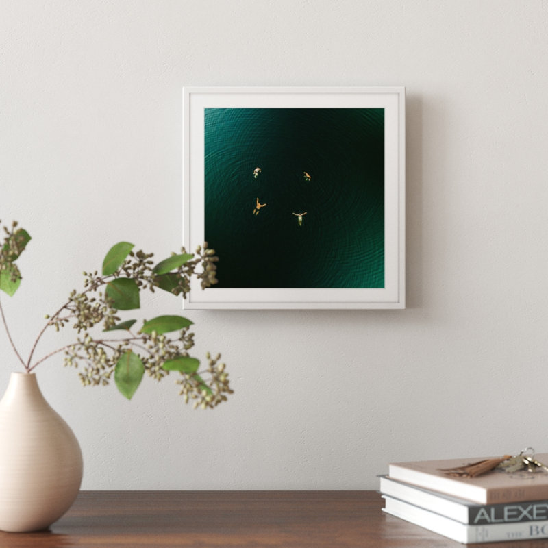 «Floating» par Karolis Janulis - reproduction de cadre photo, H 24 po x l 24 po