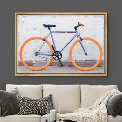 «Touring Bike debout dans la rue contre le mur», peinture sur toile à cadre flottant