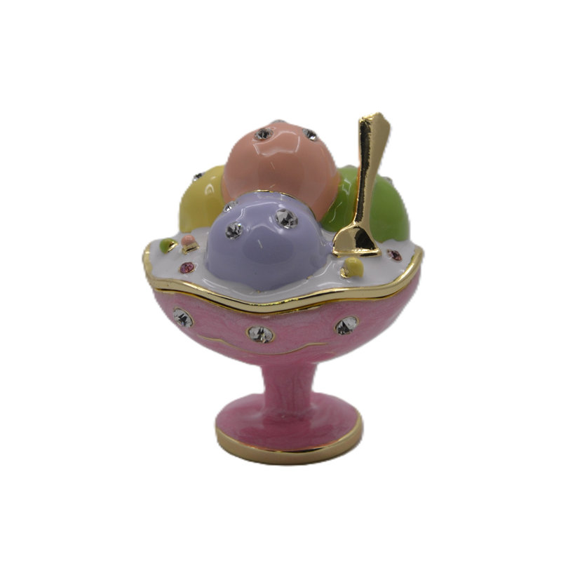 Boîte à bijoux en forme de coupe de glace ornée de pierres précieuses. Fabriquée à la main avec des cristaux autrichiens.