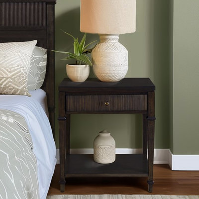 Table de chevet foncé en bois foncé pour une chambre à coucher élégante avec façade de tiroir cannelée et tablette de rangement