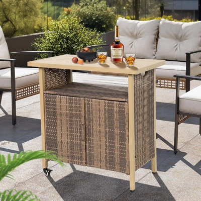 Chariot-bar extérieur en osier de 35,4 po de largeur avec roulettes, chariot à boissons pour terrasse, jardin, service de fête dans la cour arrière