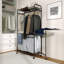 Organisateur de panier à linge multifonctionnel avec rail de suspension et tablette de rangement