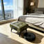 Repose-pieds moderne capitonné en cuir avec compartiment de rangement caché-777541092